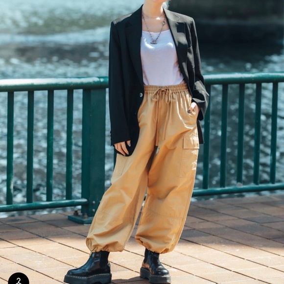 UNIQLO x JW ANDERSON JWA Cargo Jogger Pants Tan Beige 100% Nylon Women’s Size M - Picture 2 of 5